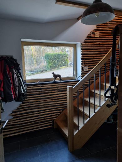 Landhaus mit zusätzliches Einfamilienhaus und großer Garage in Alleinlage im Wald – Treppe zu Wohnbereich