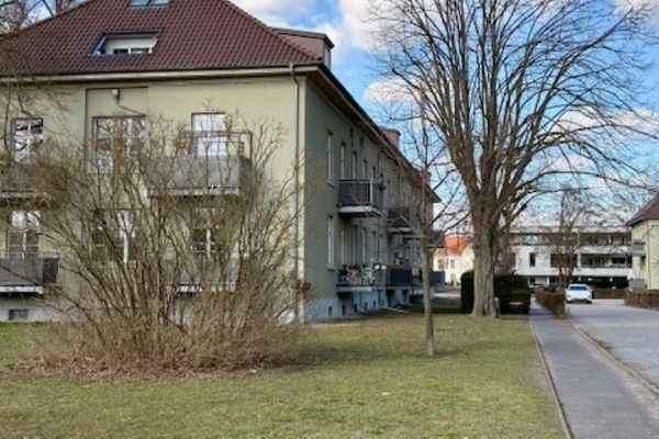**Appartamento bilocale affittato con balcone al piano rialzato nel verde di Karlshorst**