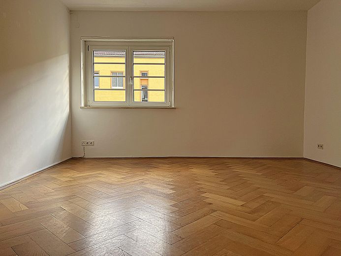 2,5-Zimmer-Altbauwohnung mit Balkon in Untergiesing, Denkmalschutz – Wohnzi. von Küche