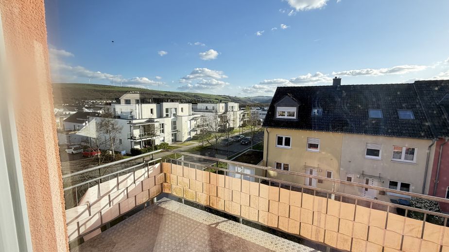 Neuwertige, sehr helle 5 Zimmer Wohnung mit schönem Fernblick – Foto 3