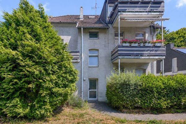 Vollvermietetes Mehrfamilienhaus mit 5 Wohneinheiten und 2 Garagen - Nettorendite 6,41 % -