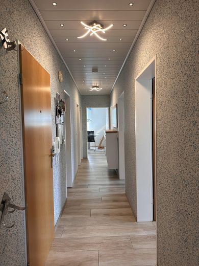 Modernisierte 4-Zimmer-Eigentumswohnung – Flur