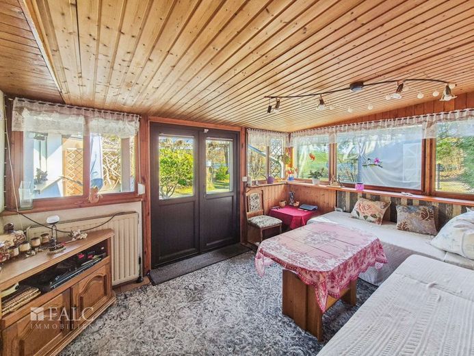 Jetzt oder Nie: Das Haus am See - FALC Immobilien – Wohnzimmer 1 mit Seeblick