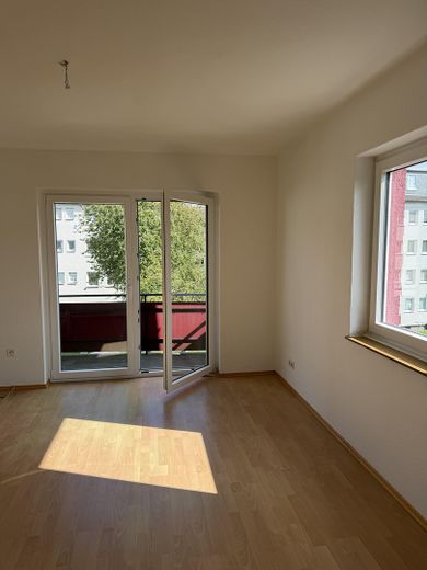 Apartamento de 2 habitaciones con balcón – Wohnzimmer mit Balkon