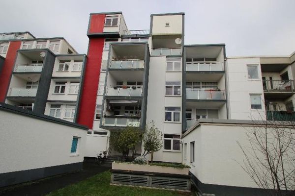 شقة سكنية تمليك مجددة، مناسبة لكبار السن، 3 غرف، 84 م²، الطابق الأرضي، استخدام الحديقة، مرآب تحت الأرض