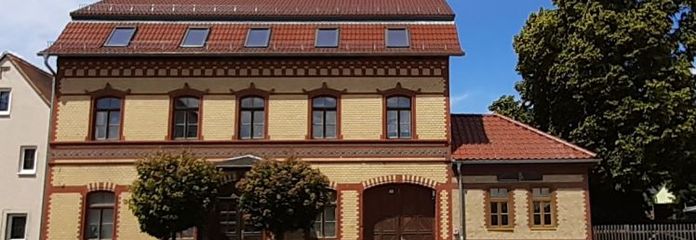 Schönes Mehrfamilienhaus-Sanierungsobjekt mit Garten, Brunnen, Stellplätzen