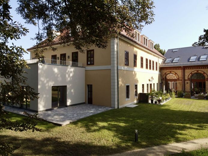 Wohnen mit Charme: Exklusive 1,5-Zimmer-Wohnung im Denkmal - nur wenige Schritte zur Saale! – Außenaufnahme