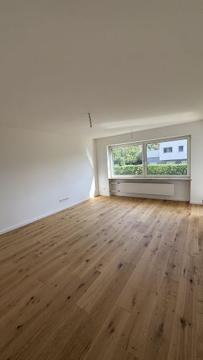 Komplett saniert: 3 Zimmer, Echtholzparkett, großer Balkon, Wärmempumpe – provisionsfrei – Wohnbereich