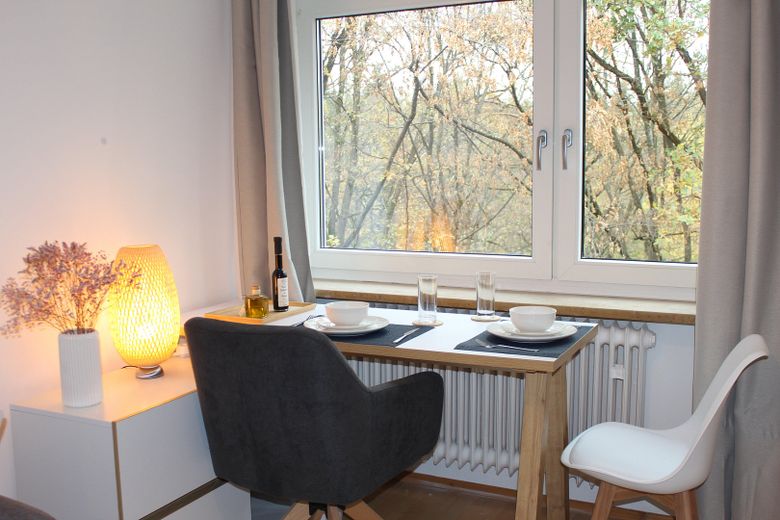 Gemütliches Apartment in U-Bahn-Nähe Forstenried - inklusive Möbel, Strom, Internet – Ess/Arbeitsbereich