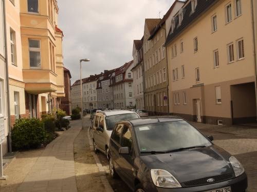 Wohnen und Arbeiten an einem Ort? Moderne Stadtwohnung mit Dachterrasse. – Wohnhaus (rechts) Straßenseite