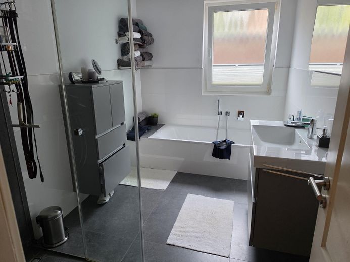 Israelsdorf: Gepflegtes EFH mit Einliegerwohnung nahe Naturschutzgebiet – Bad m. Badewanne+Dusche, 8 qm