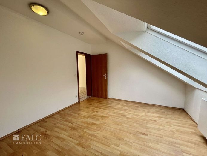 Attraktive 2 Zimmer Wohnung mit Parkplatz und Balkon – Zimmer