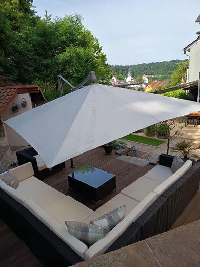 Lounge mit Blick auf Kirche