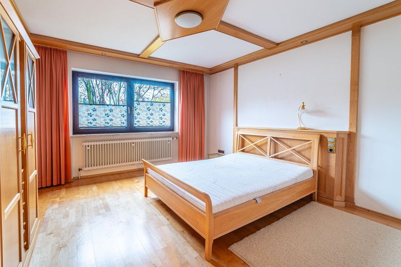Zweifamilienhaus in Massivbau mit großem Garten in ruhiger Lage – EG Schlafzimmer