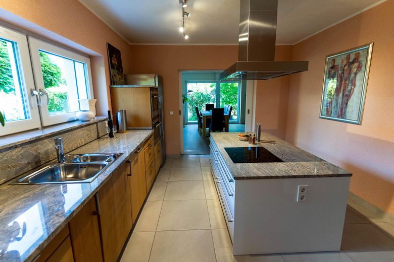 Casa passiva PLUS di architetto, classe energetica A+ (5,0 kWh/m²a) a Weisenheim am Sand – Küche mit Blick auf Essplatz