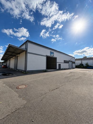 ¡Sin comisión! Nave de almacenamiento de 725 m² incl. oficina en Barsbüttel – Außenansicht mit Haupttor