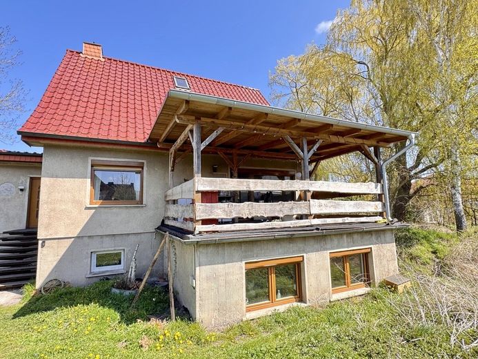 HORN IMMOBILIEN ++ gemütliches Zuhause mit großem Grundstück – Hausansicht