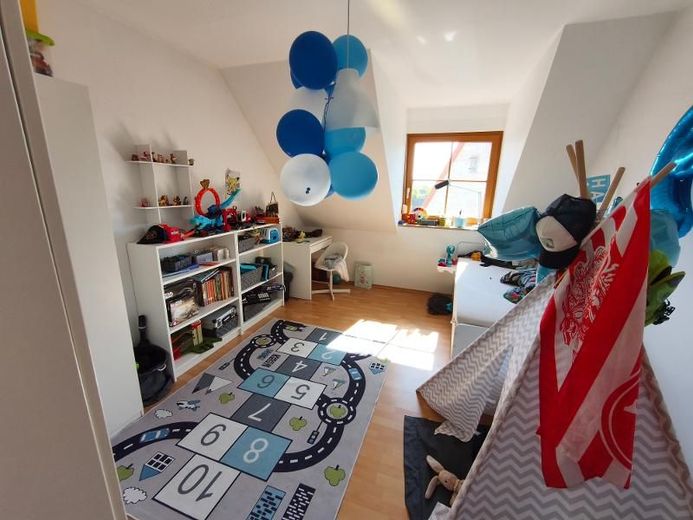 4 Zi. Wohnung in DG / Galerie mit Garten (auf Wunsch), Balkon und Garage in Höchstadt OT – Elternschlafzimmer Bild 1