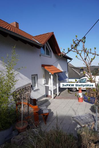 Terrasse und Stellplätze oben