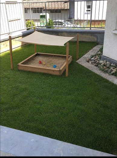 Appartamento di 3,5 locali. Piano terra, terrazza, posto auto + garage interrato. Privo di barriere, senza provvigione, da privato, senza agenzia – Sandkasten (mit KI ergänzt)