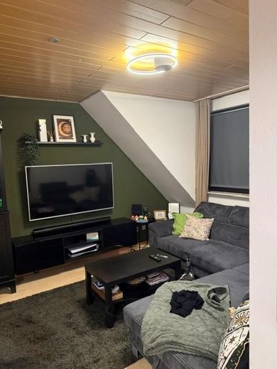 Sehr gepflegte 3 Zimmer-Maisonette-Wohnung in zentraler Wohnlage von Griesheim – Wohnzimmer