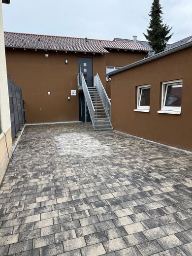 Nowoczesne mieszkanie 3,5-pokojowe w sercu Ellhofen – Innenhof und Terasse