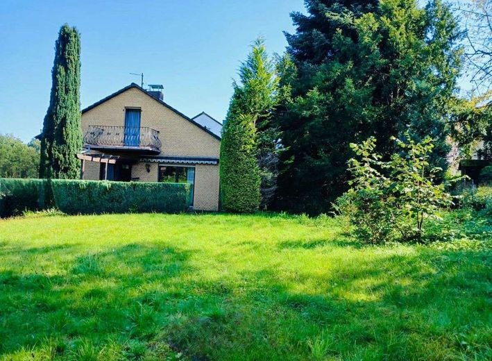 Mehrgenerationenhaus mit Wohlfühlcharakter: Platz für Eltern, Kinder &amp; Großeltern – Gartenperspektive
