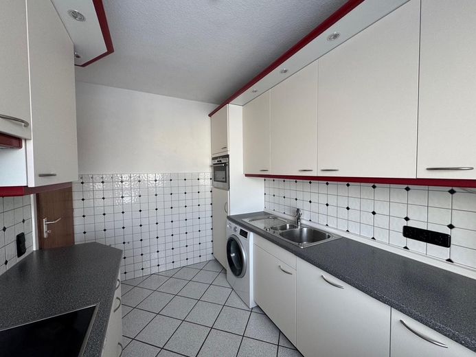 Großzügige 4-Zi.-Whg. (2 2/2 Zi.) mit Balkon/Südlage ; auf großem Grundstück ; provisionsfrei – Küche (von innen re.)