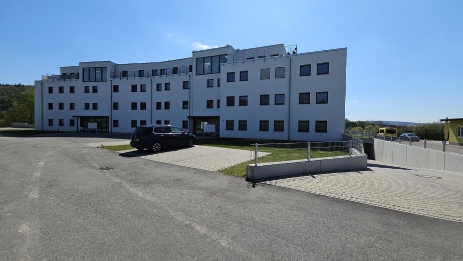 3,5 Zimmer – Außenansicht mit Stellplatz