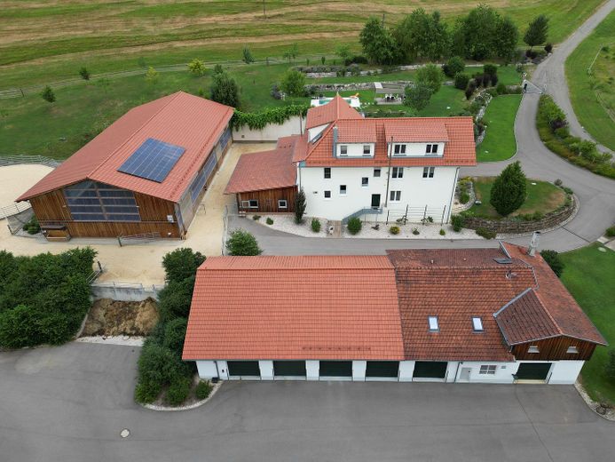 Gästehaus mit Garagen