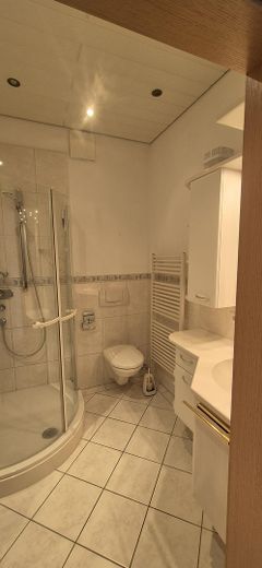120 m² का गर्म विंटरगार्डन, टैरेस और बगीचे सहित – Schleswig में असाधारण अपार्टमेंट – Badezimmer