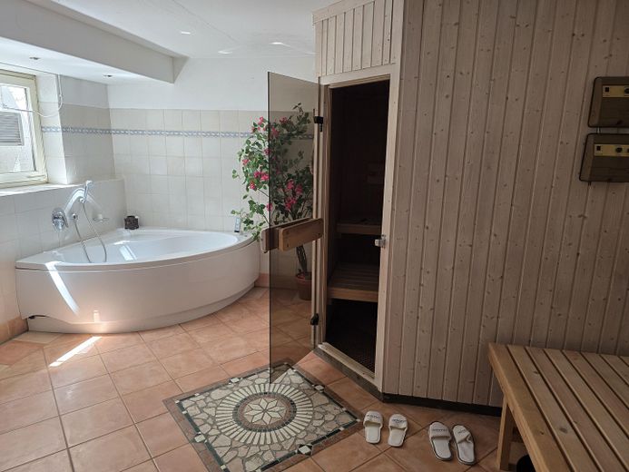Rarität in Prien – Einfamilienhaus am Fluss Prien mit Bergblick, Wintergarten & PV – Sauna und Eckbadewanne