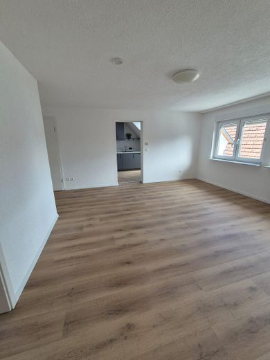 Frisch renovierte 5-Zi.-DG-Wohnung | Balkon | EBK | 85 m² | Schwäbische Alb | provisionsfrei – Wohnzimmer