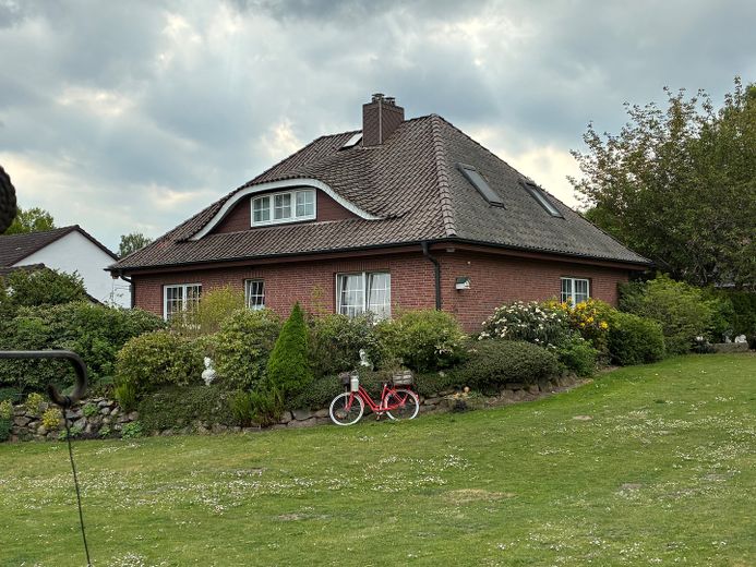 Einfamilienhaus mit Einliegerwohnung – Ansicht von hinten