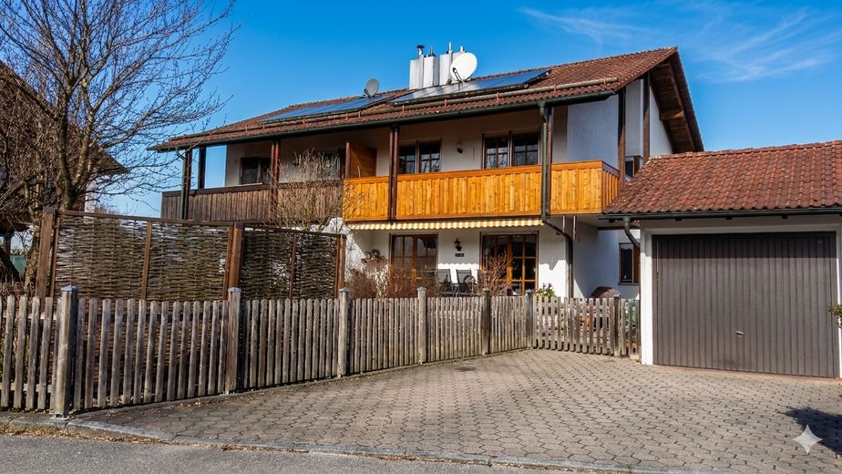 Helle Doppelhaushälfte mit großem Garten - frei ab Aug. 26 - ohne Provision – Ansicht von der Straße
