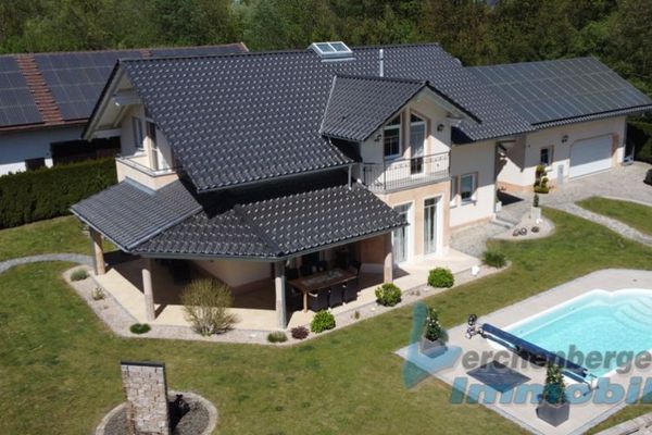 Casa unifamiliare con piscina e fienile vicino a Plattling