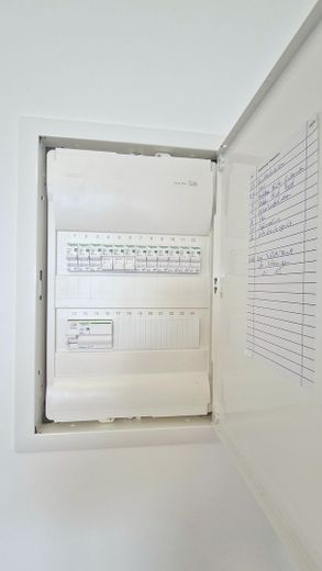 Frisch renoviert, ohne Provision >> 3-Zimmer-Eigentumswohnung, Balkon & Tiefgarage – neue Unterverteilung