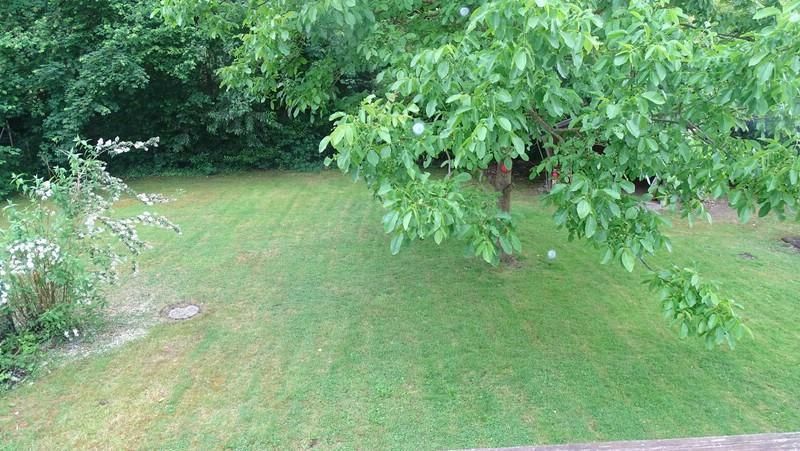 Großes Einfamilienhaus in ruhiger, gepflegter Wohnlage, mit schönem Garten und großem Balkon – Garten hinterm Haus