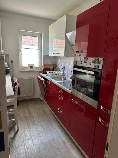 Renovierte 3- Zimmer Erdgeschosswohnung mit EBK in ruhiger Lage in 23974 Neuburg – Küche 
