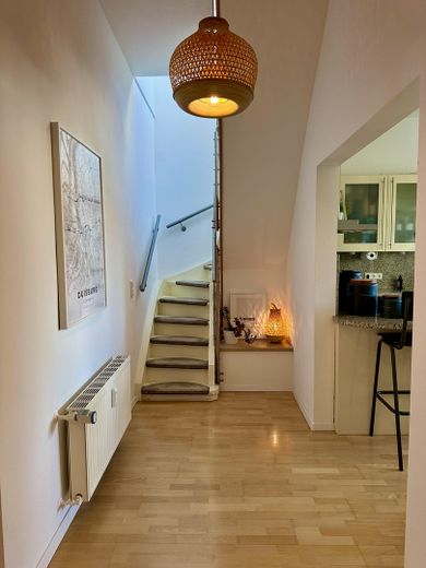 Maisonette de estilo antiguo inundada de luz, con chimenea, aire acondicionado y un ambiente residencial tranquilo – Flur - Treppe & Küche