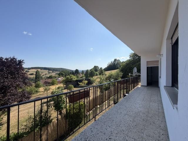 Appartamento EIG appena ristrutturato di 4 locali a Züntersbach– Ampio balcone, bagno accessibile e collegamenti ottimi – Balkon Bild 2