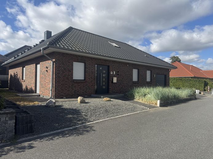 Winkelbungalow - barrierefrei & komfortabel, in sehr ruhiger TOP-Lage – Ansicht von links