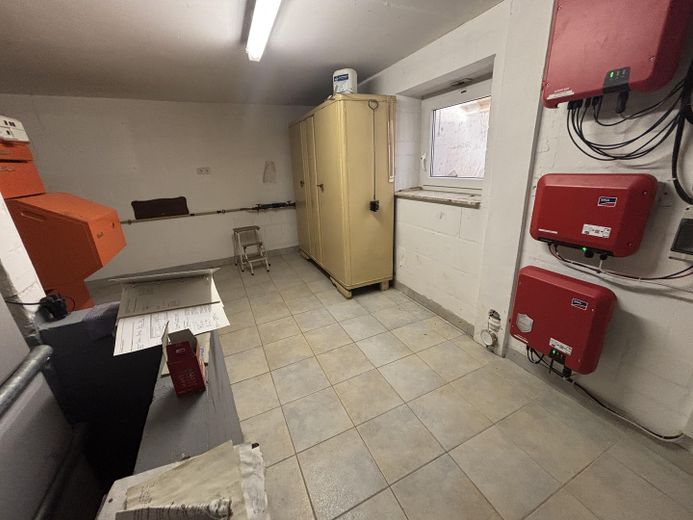 Einfamilienhaus auf großem Grundstück – Heizungsraum mit Schrank