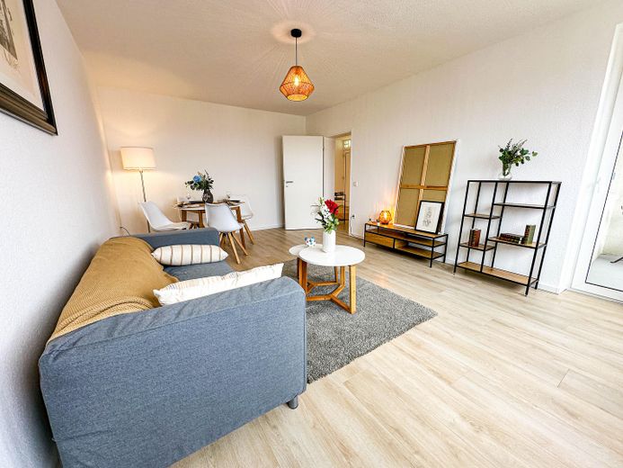 Bezugsfrei-PROVISIONSFREI- 3-ZIMMER WOHNUNG direkt am Kanal – Wohnen