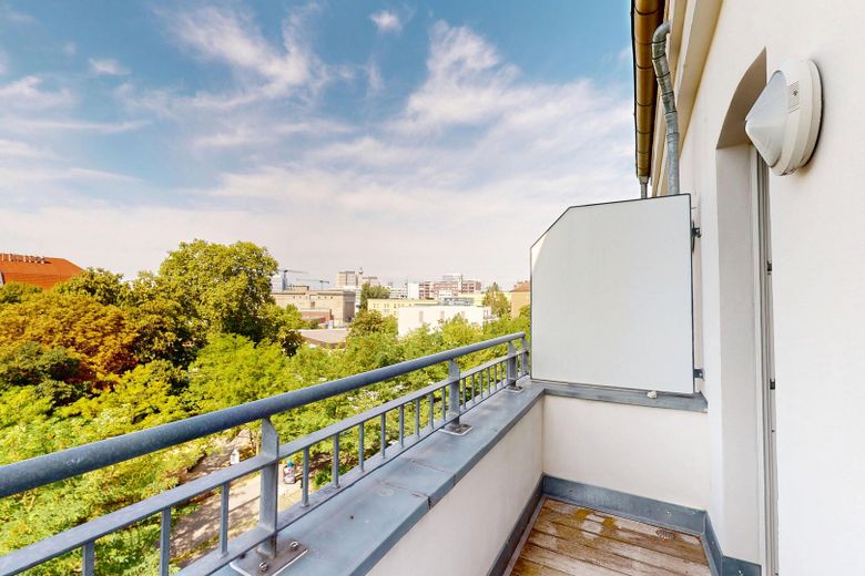 Friedrichshain'da balkonlu ve tasarım dokunuşlarına sahip yenilenmiş eski yapı dairesi – Balkon