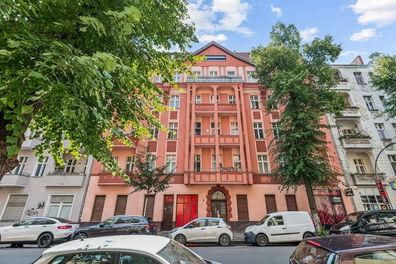Helle 1-Zimmer-Wohnung, 2026 renoviert, sofort bezugsfrei in Berlin-Neukölln – Hausansicht Emserstraße 100