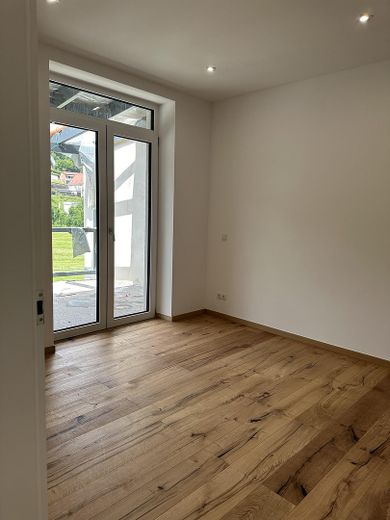 Appartamento al piano terra di 5 locali, cucina componibile, parquet, terrazza e giardino – Schlafzimmer