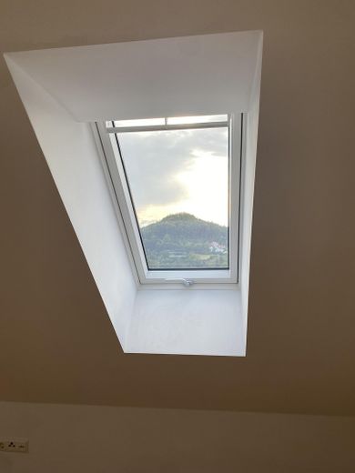 Erstbezug nach hochwertiger Sanierung – schönes Mittelhaus mit Terrasse & Talblick & Carport – Dachfenster Schlafzimmer