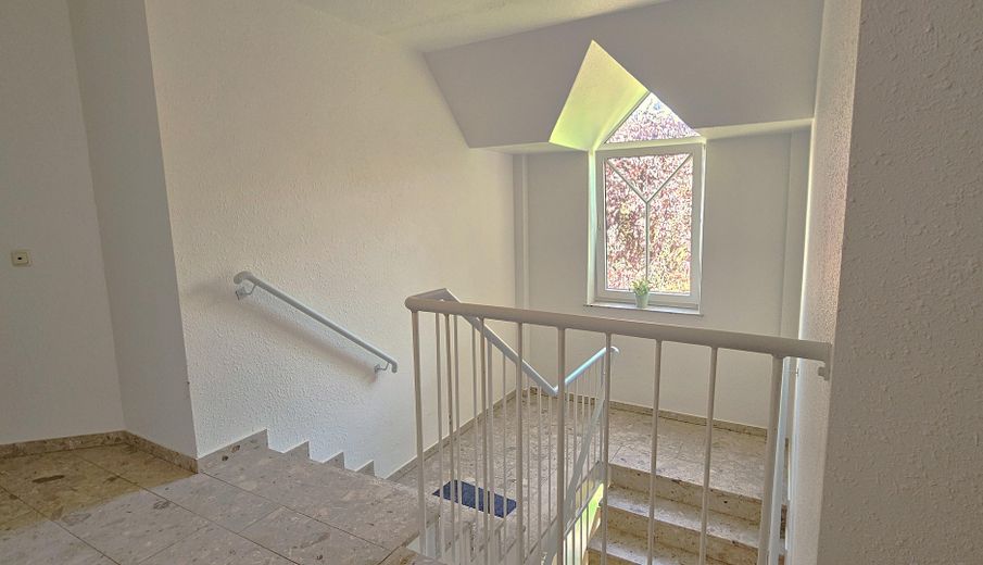 Sunny maisonette apartment in Elstorf - green, quiet and central – Treppenflur zum 1. OG