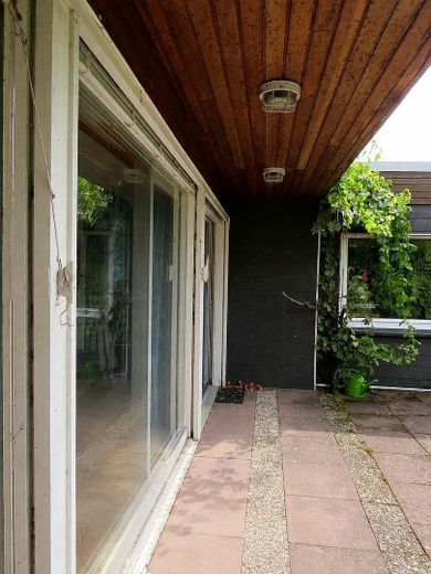 Bungalow mit großem Grundstück und viel Potenzial in außergewöhnlich ruhiger Lage – Fensterfront Innenhof